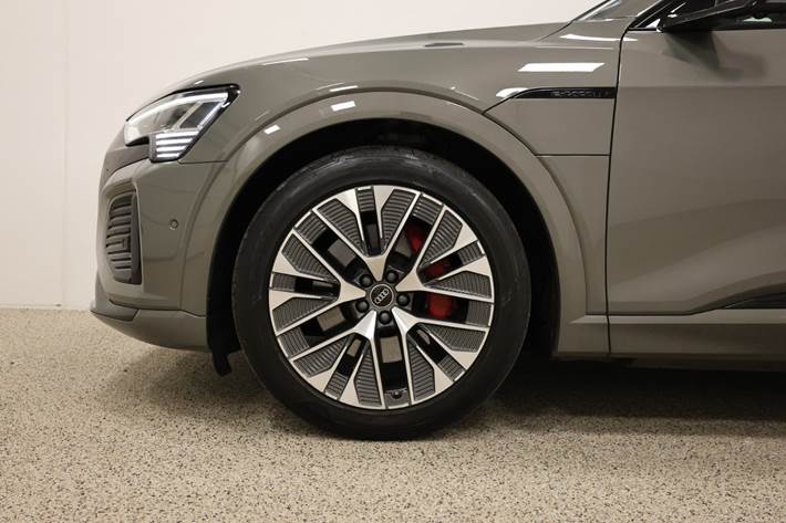 Grå Audi Q8 e-tron fra 2023