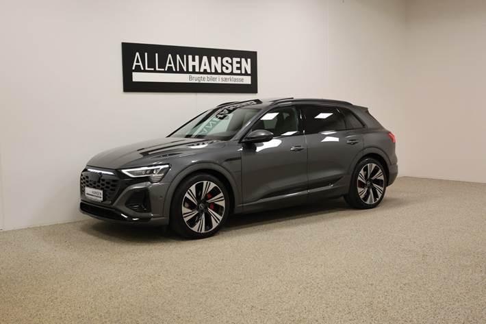 Grå Audi Q8 e-tron fra 2024