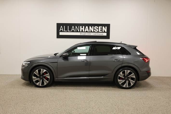 Grå Audi Q8 e-tron fra 2024