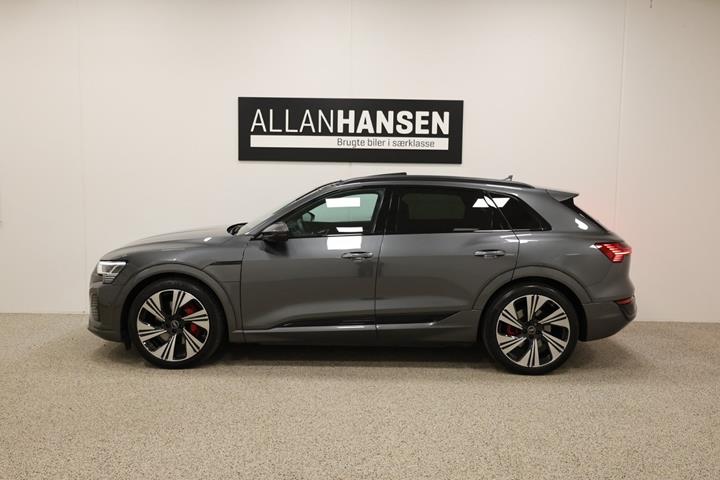 Grå Audi Q8 e-tron fra 2024