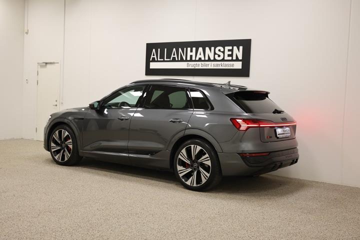 Grå Audi Q8 e-tron fra 2024