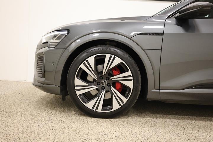 Grå Audi Q8 e-tron fra 2024