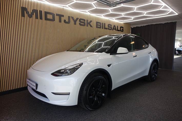 Hvid Tesla Model Y fra 2023