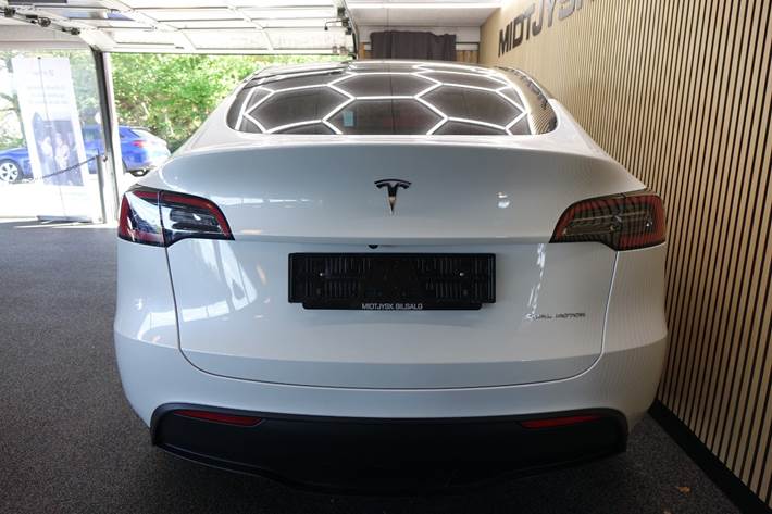 Hvid Tesla Model Y fra 2023