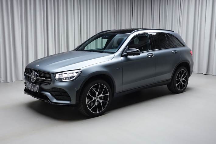 Grå Mercedes GLC300 de fra 2022