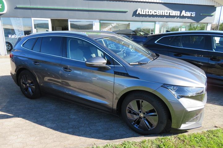 Grå Skoda Enyaq fra 2022 set udefra