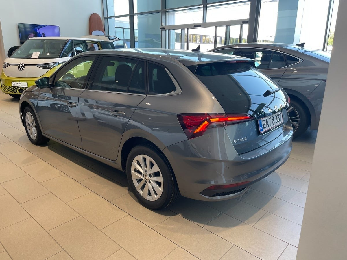 Grå Skoda Scala fra 2024
