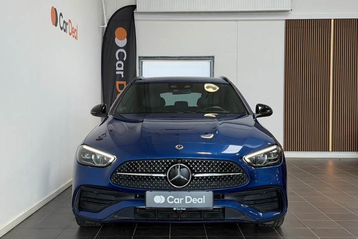 Blå Mercedes C300 e fra 2023
