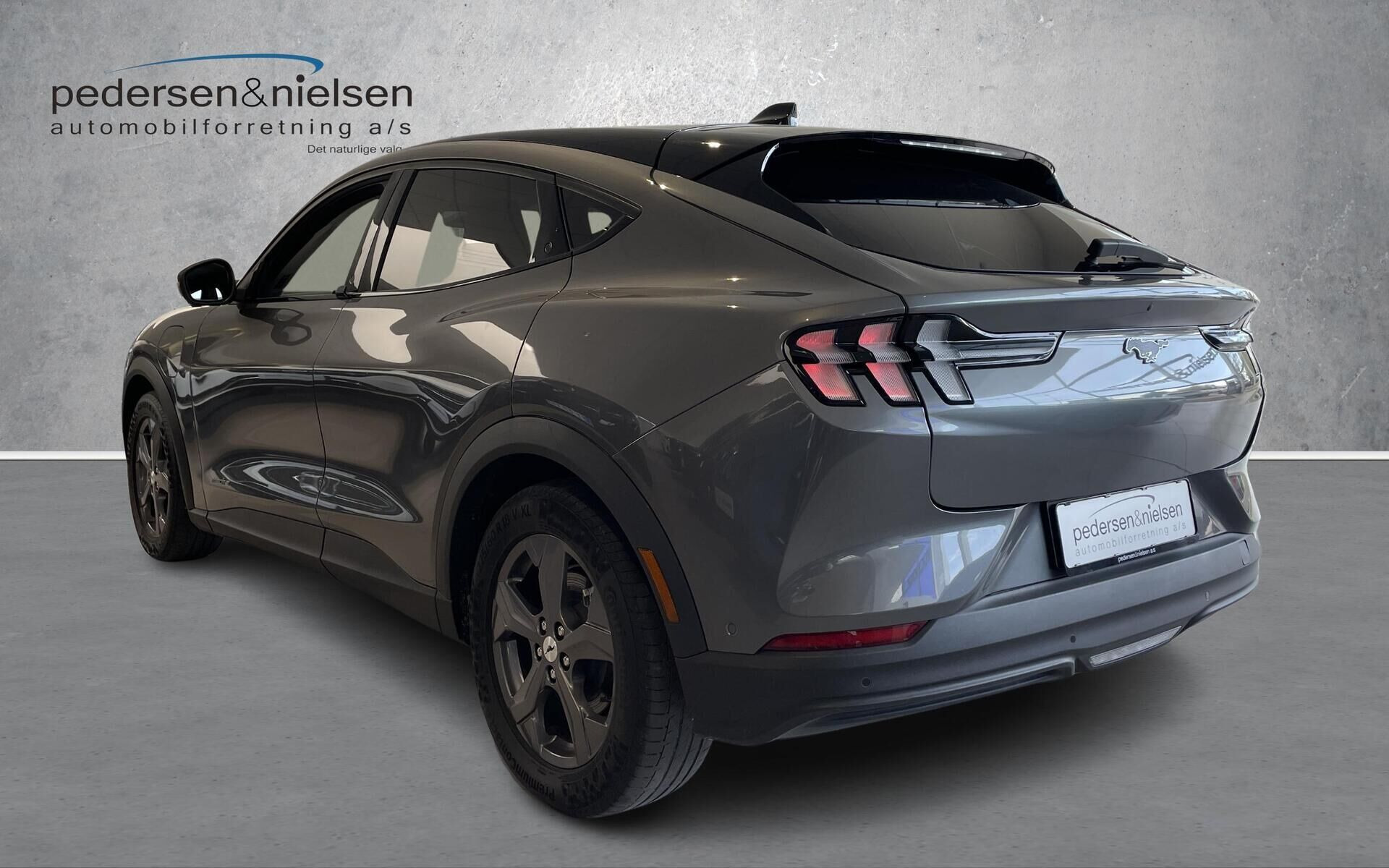 Grå Ford Mustang Mach-E fra 2023