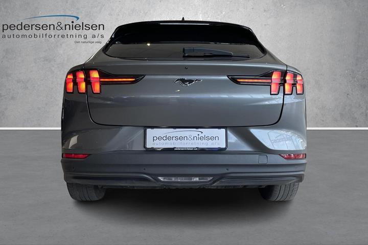 Grå Ford Mustang Mach-E fra 2023