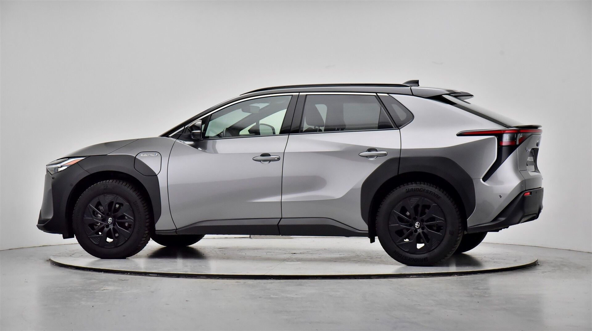 Grå Toyota BZ4X fra 2023