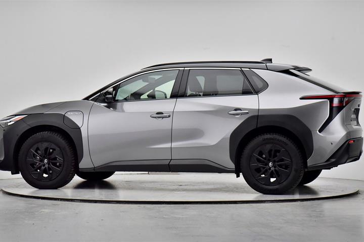 Grå Toyota BZ4X fra 2023