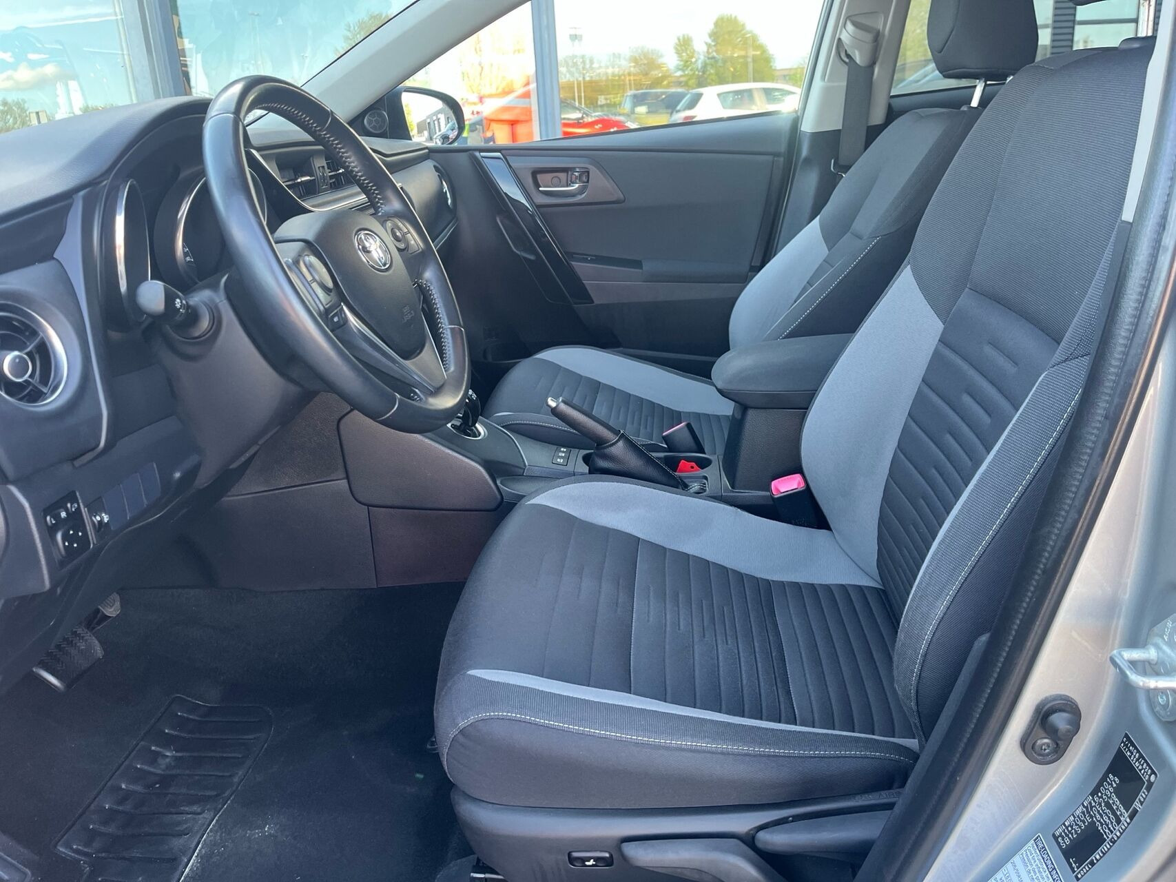 Grå Toyota Auris fra 2016