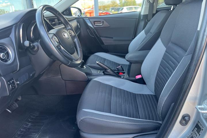 Grå Toyota Auris fra 2016