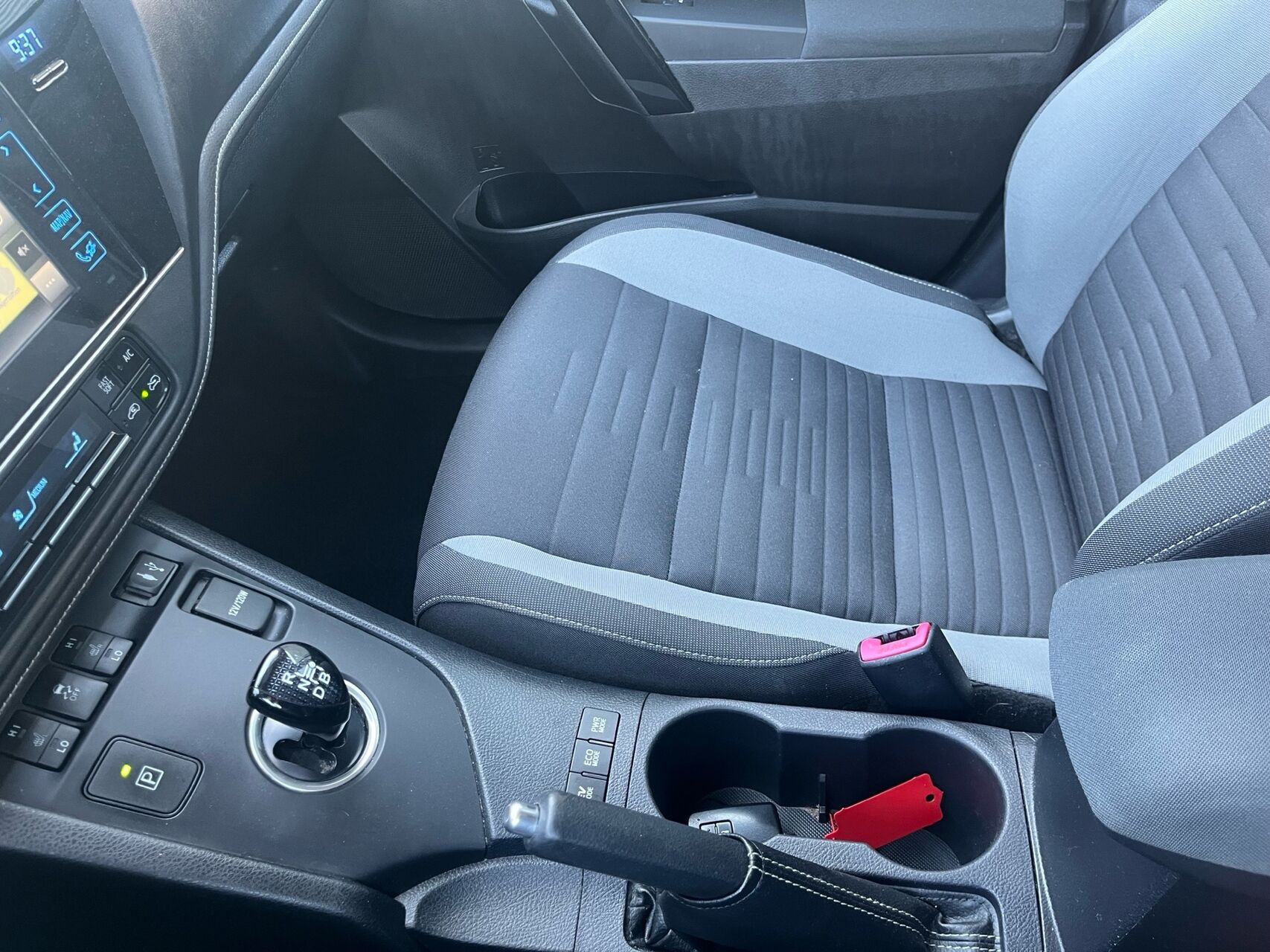 Grå Toyota Auris fra 2016