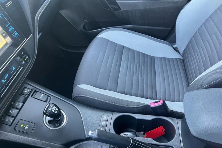 Grå Toyota Auris fra 2016