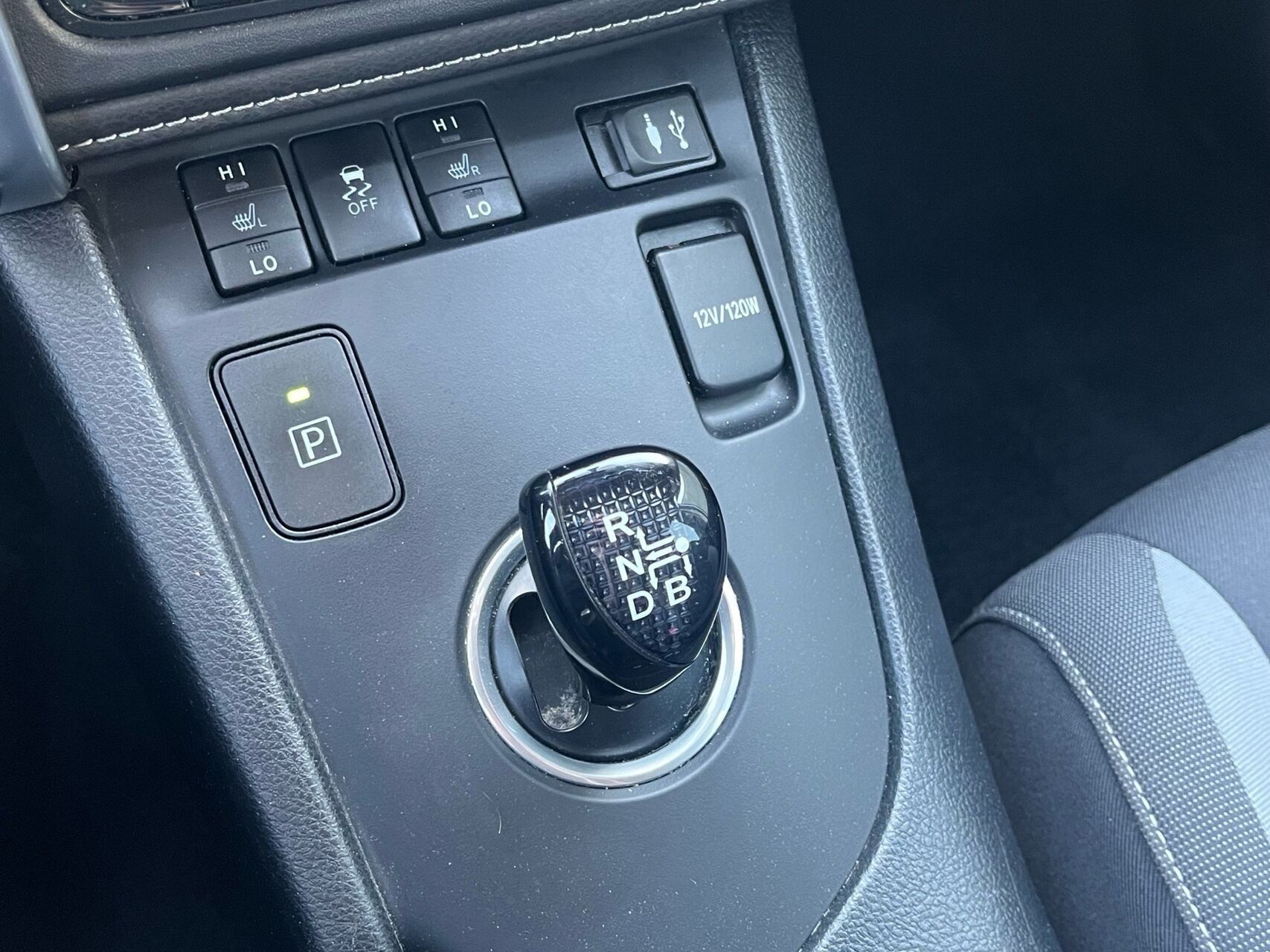 Grå Toyota Auris fra 2016