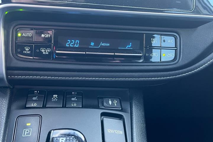 Grå Toyota Auris fra 2016