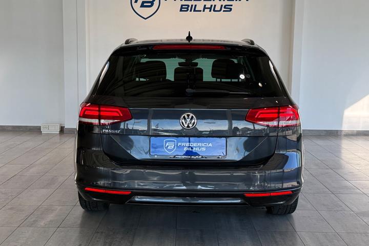 Grå VW Passat fra 2018