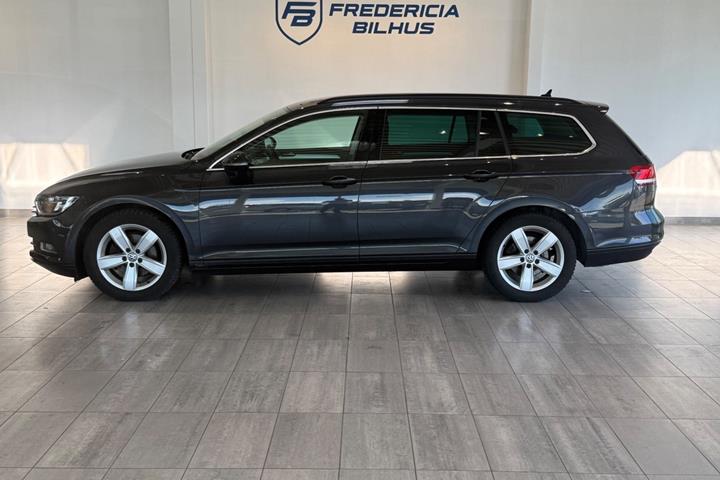 Grå VW Passat fra 2018