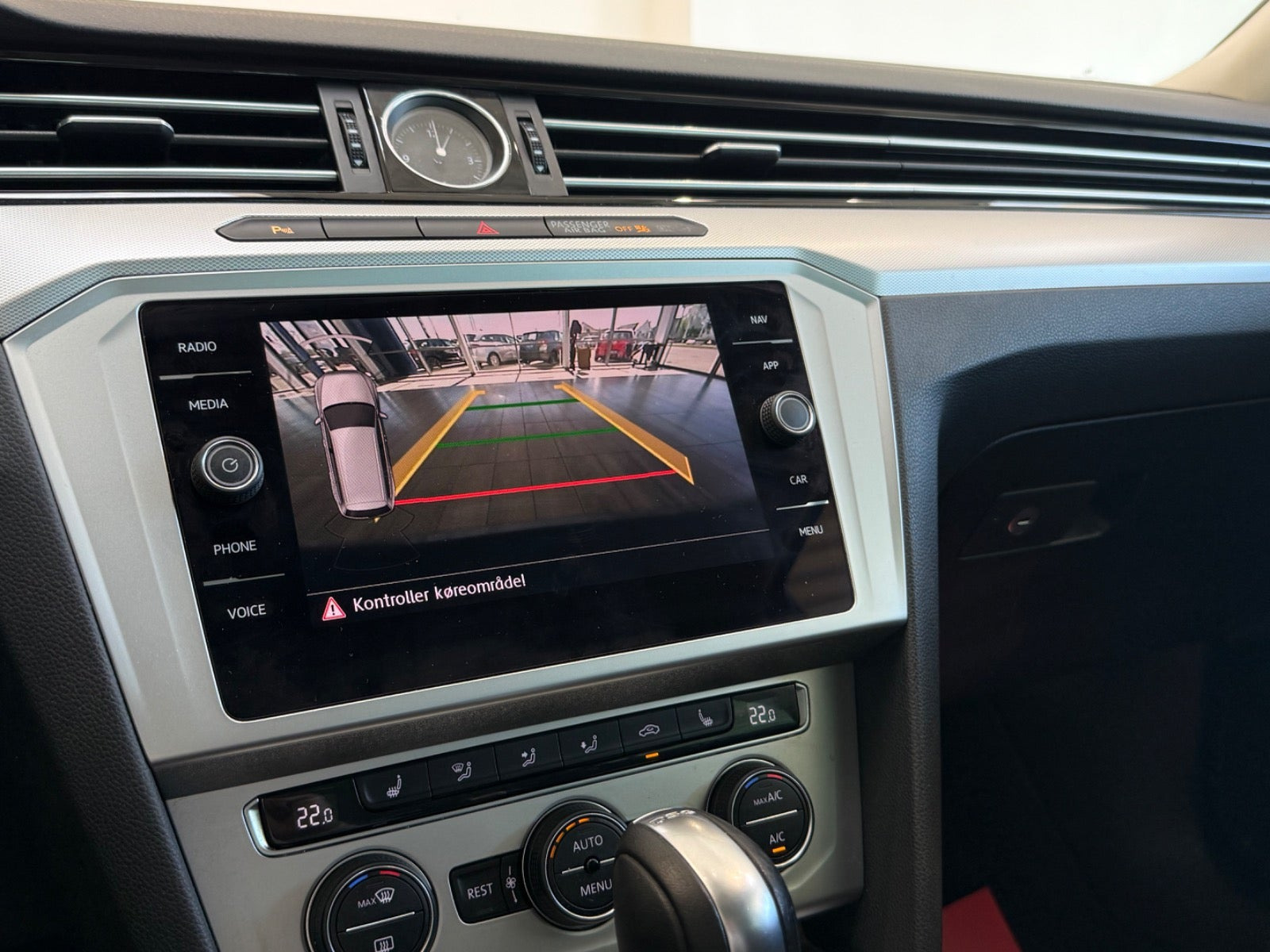Grå VW Passat fra 2018