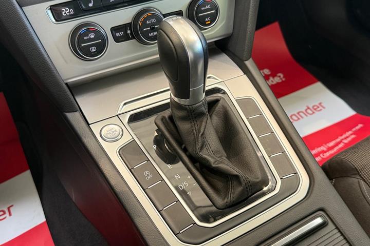 Grå VW Passat fra 2018