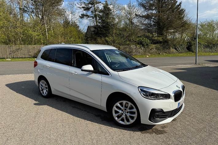Hvid BMW 218d fra 2021