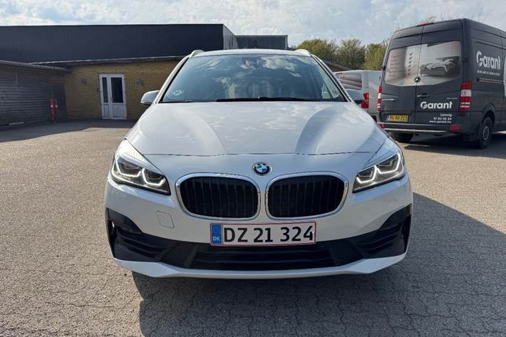 Hvid BMW 218d fra 2021