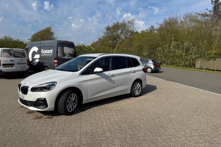 Hvid BMW 218d fra 2021