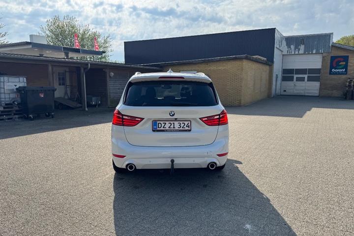 Hvid BMW 218d fra 2021