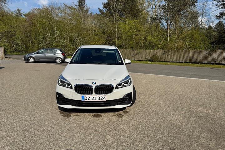 Hvid BMW 218d fra 2021