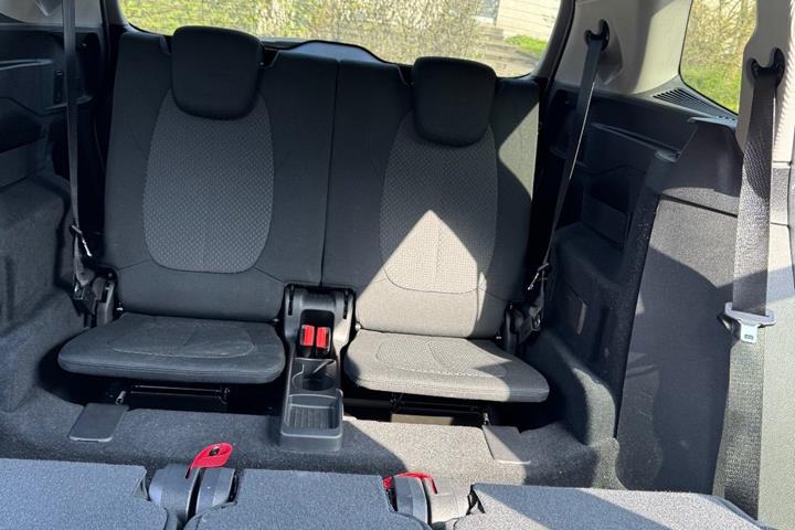 Hvid BMW 218d fra 2021