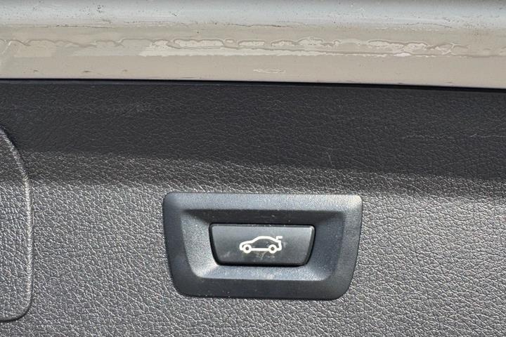 Hvid BMW 218d fra 2021