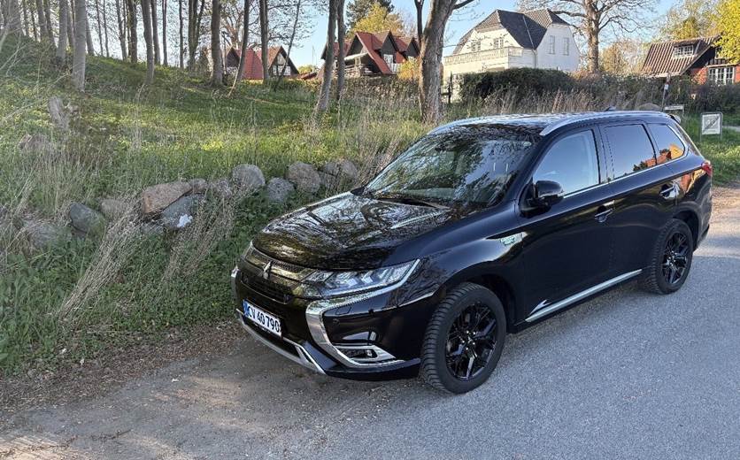 Mitsubishi Outlander 2,4 PHEV Limited CVT 4WD