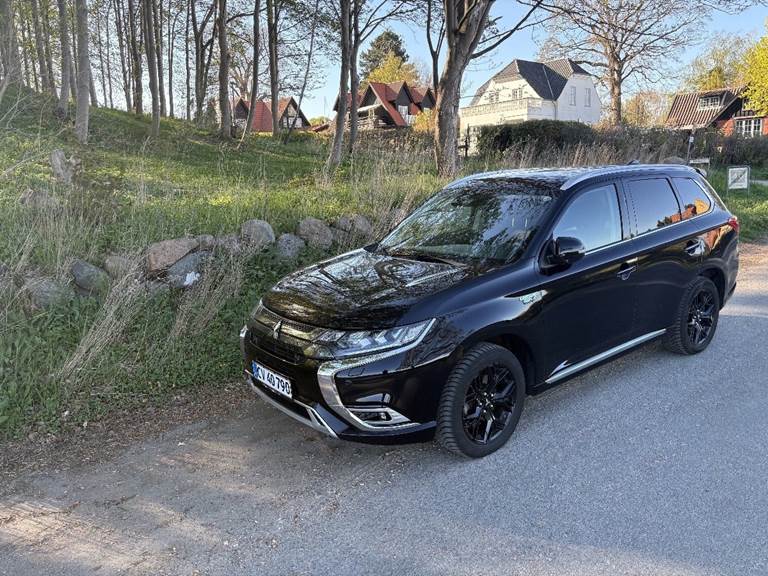 Mitsubishi Outlander 2,4 PHEV Limited CVT 4WD