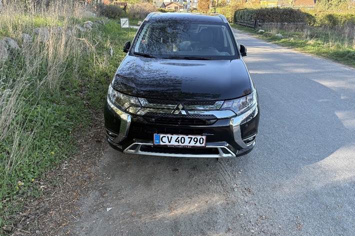 Sort Mitsubishi Outlander fra 2020