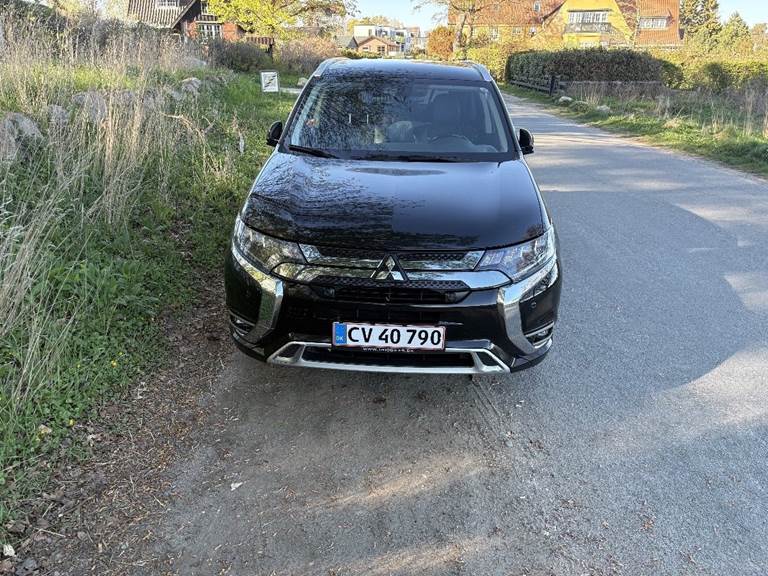 Mitsubishi Outlander 2,4 PHEV Limited CVT 4WD