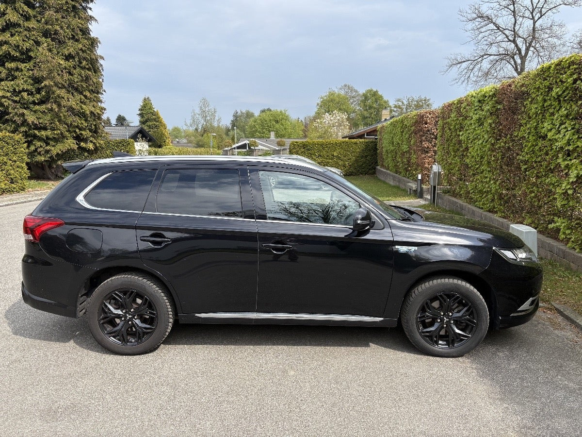 Sort Mitsubishi Outlander fra 2020