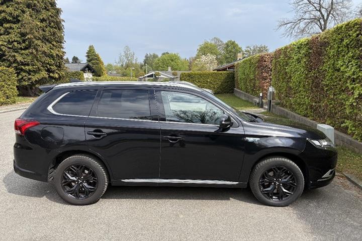 Sort Mitsubishi Outlander fra 2020