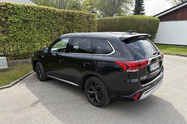 Sort Mitsubishi Outlander fra 2020