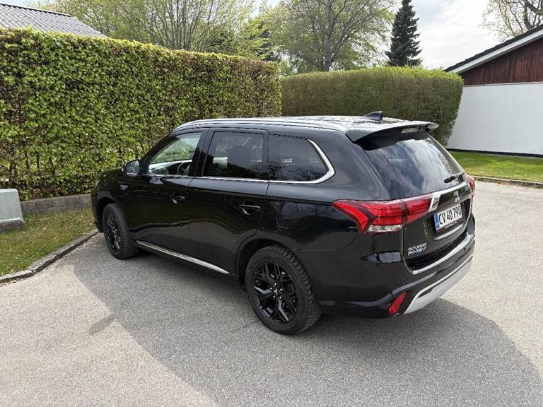 Mitsubishi Outlander 2,4 PHEV Limited CVT 4WD