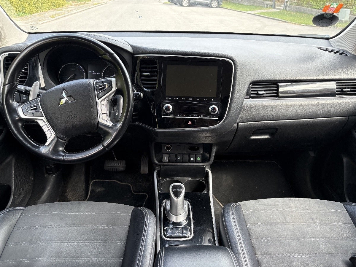 Sort Mitsubishi Outlander fra 2020