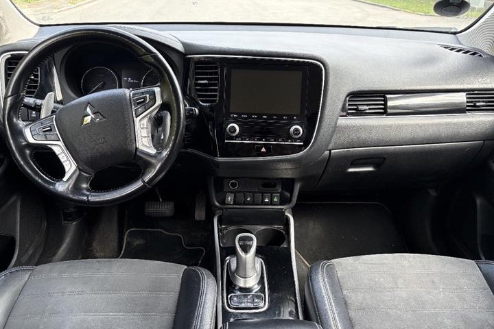 Sort Mitsubishi Outlander fra 2020