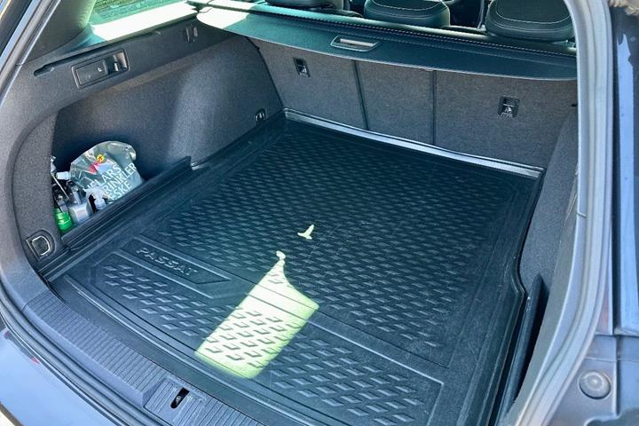 Grå VW Passat fra 2019
