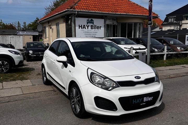 Hvid Kia Rio fra 2014 set udefra