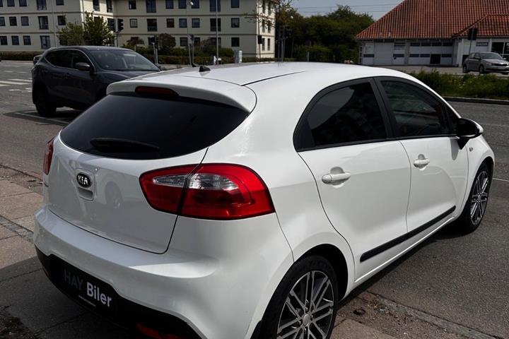 Hvid Kia Rio fra 2014