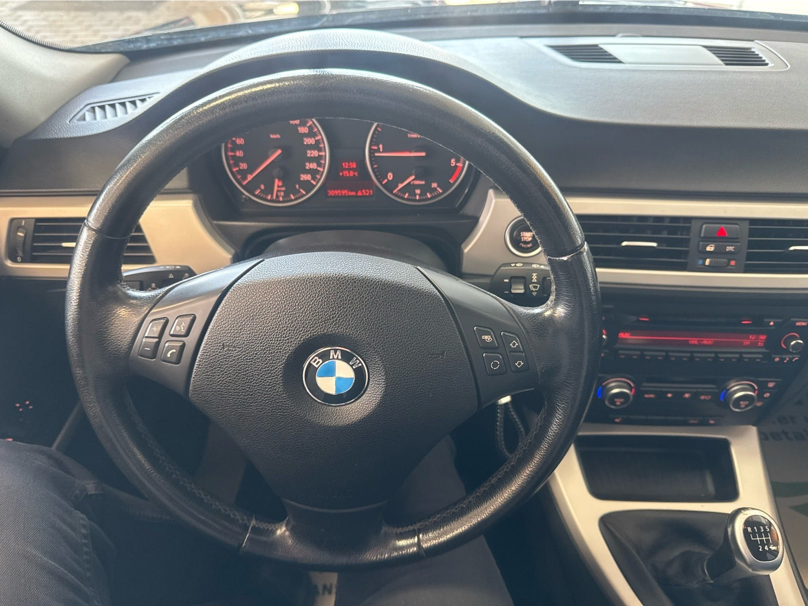 Sort BMW 318d fra 2009