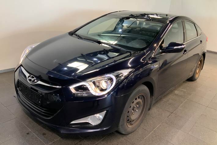 Blå Hyundai i40 fra 2013 set udefra