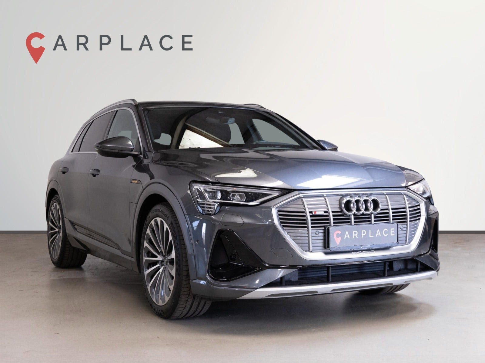 Grå Audi e-tron fra 2022