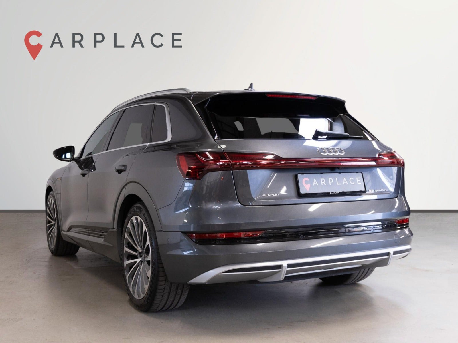 Grå Audi e-tron fra 2022
